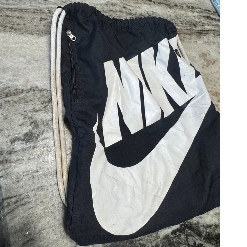 Nike Drawstring Bag Unisex Black White Logo Blokcore Sporty Gym Sackpack